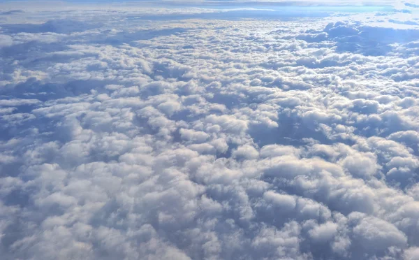Αεροφωτογραφία σύννεφα από το παράθυρο του αεροπλάνου — Φωτογραφία Αρχείου
