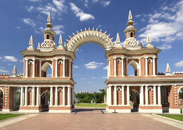 Arco do palácio da rainha Catarina, a Grande em Tsaritsyno o maior na Europa Palácio e Parque Ensemble — Fotografia de Stock