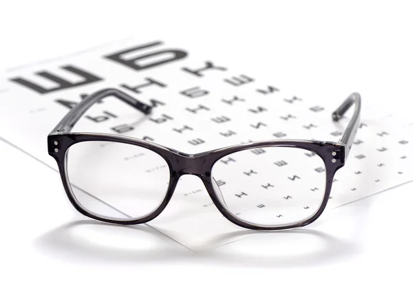 독서 안경, 밝은 배경에 눈 차트 클로즈업 — 스톡 사진