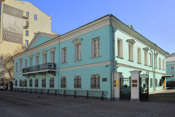 모스크바에서 Arbat 스트리트에 러시아 시인 알렉산더 푸쉬 킨의 모스크바, 러시아-2015 년 3 월 17 일: 아파트 박물관. Arbat는 관광 명소의 보행자 거리 — 스톡 사진