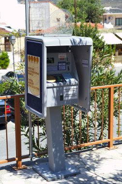 Omodos, Kıbrıs - 1 Eylül 2015: Toplayıcı sikkeler kentin cadde üzerinde Satılık makine