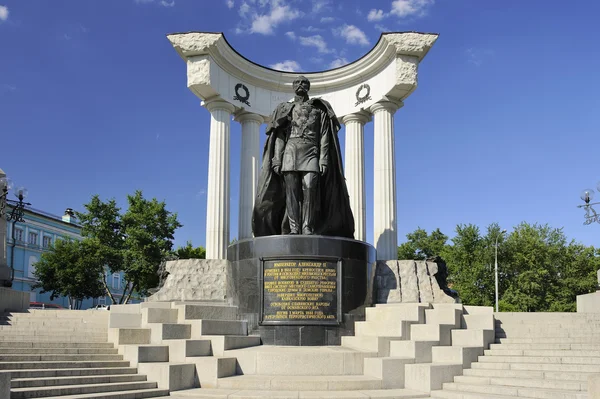 Mosca, Russia - 21 giugno 2012: Monumento all'imperatore russo Alessandro II, lo zar liberatore nella piazza vicino alla Cattedrale di Cristo Salvatore — Foto Stock