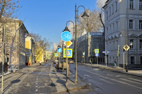 Moskau, russland - 6. januar 2015: blick auf die straße pyatnitskaya, die älteste straße in moskau — Stockfoto