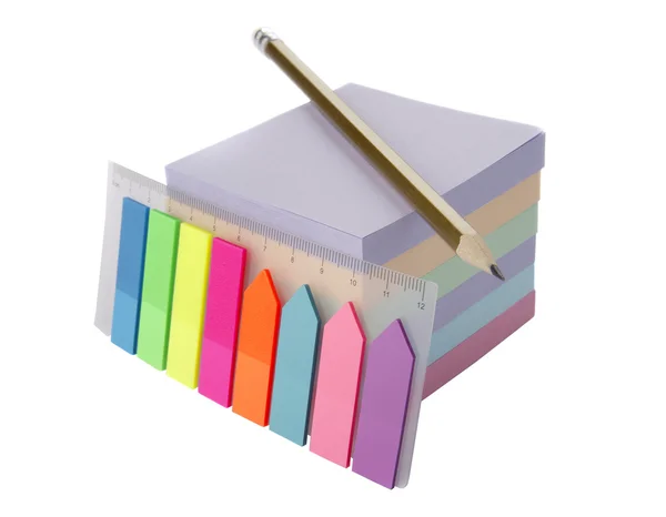 Adesivos e lápis sobre um fundo branco — Fotografia de Stock