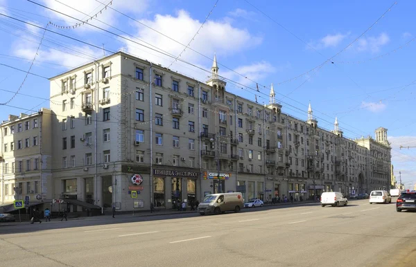 Moscou, Russie - 10 mars 2015 : La rue Tverskaïa est l'une des principales rues radiales de Moscou. La rue est apparue comme un moyen de Tver — Photo