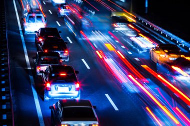 Gece trafik arabalarından bulanık izleri olan