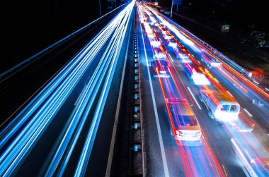 Gece trafik arabalarından bulanık izleri olan
