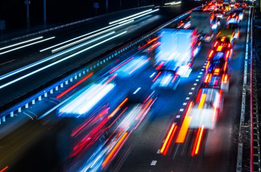 Gece trafik arabalarından bulanık izleri olan