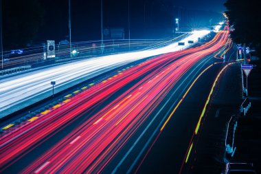 Gece trafik arabalarından bulanık izleri olan