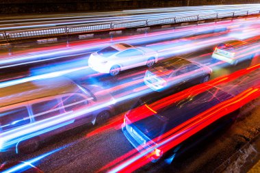 Gece trafik arabalarından bulanık izleri olan