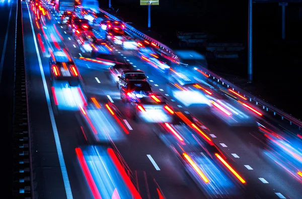Tráfico nocturno con huellas borrosas de los coches — Foto de Stock