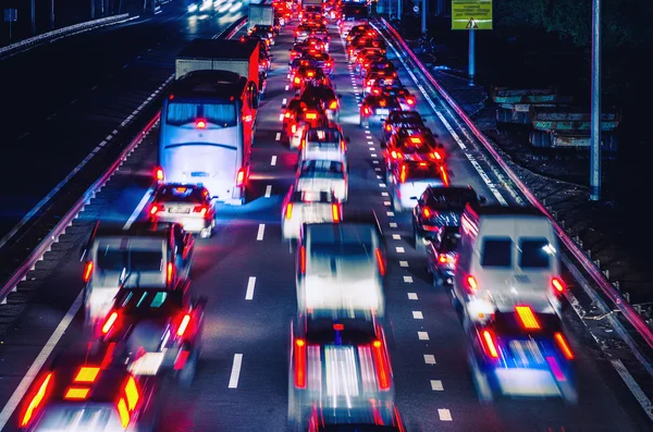 Nacht verkeer met vage sporen van auto 's — Stockfoto