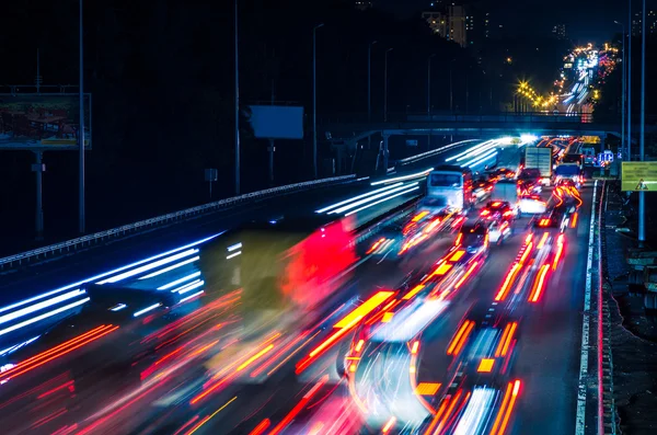 Natt trafikerar med suddiga spår från bilar — Stockfoto