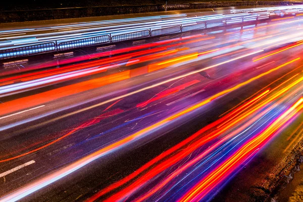 Tráfico nocturno con huellas borrosas de los coches — Foto de Stock