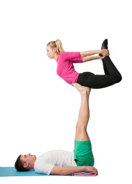 Erkek ve kadın acro yoga yaparken