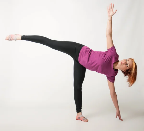 Girl practicing yoga — Stock Photo, Image