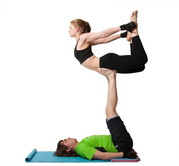 Man och kvinna gör acro yoga — Stockfoto