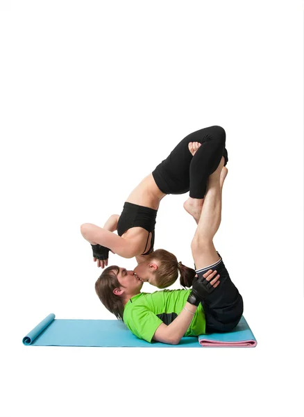 Hombre y mujer haciendo acro yoga — Foto de Stock