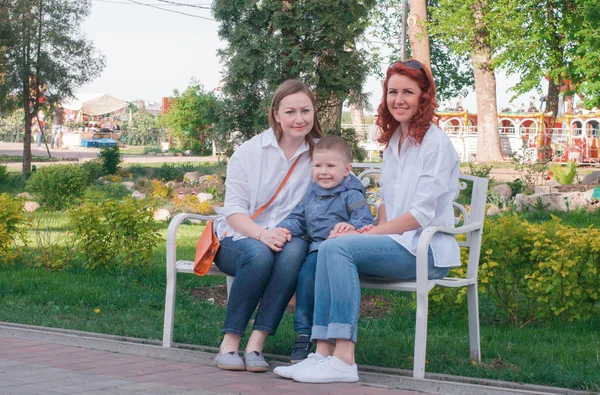 kadın ve küçük bir çocuk