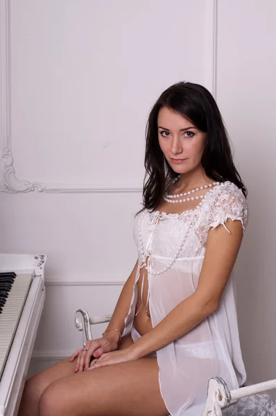 Girl and piano — Stock Photo, Image