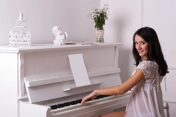 Girl and piano — Stock Photo, Image