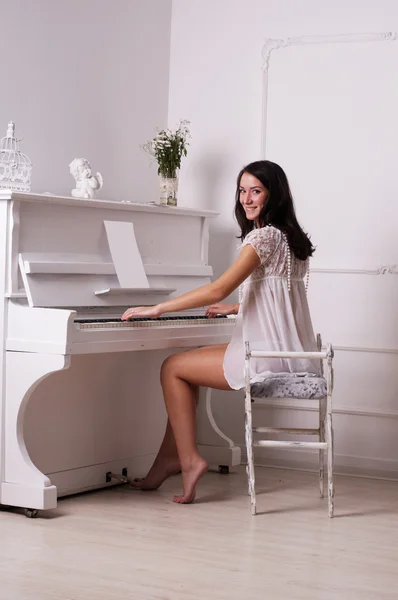 Meisje en piano — Stockfoto