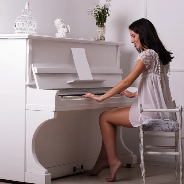 Meisje en piano — Stockfoto