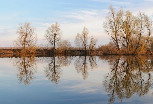 De veerboot bleef steken in hummocks op een ijzig dag in het midden van de grote Siberische rivier — Stockfoto