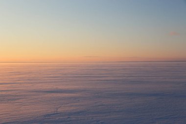 Nehrin üzerinde kış gün batımı