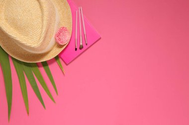 pembe arkaplanda tatil ögeleri