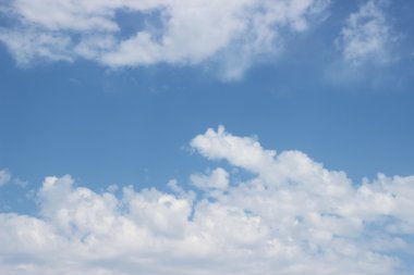 Bulutlardaki mavi gökyüzü