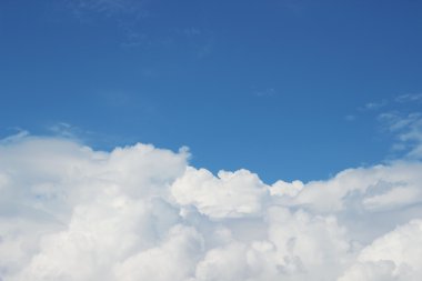 Bulutlardaki mavi gökyüzü