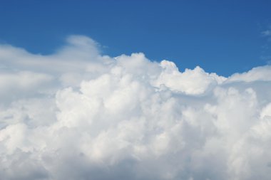 Bulutlardaki mavi gökyüzü