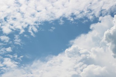 Bulutlardaki mavi gökyüzü