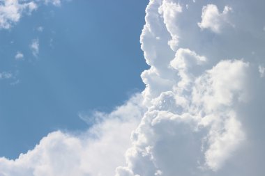 Bulutlardaki mavi gökyüzü