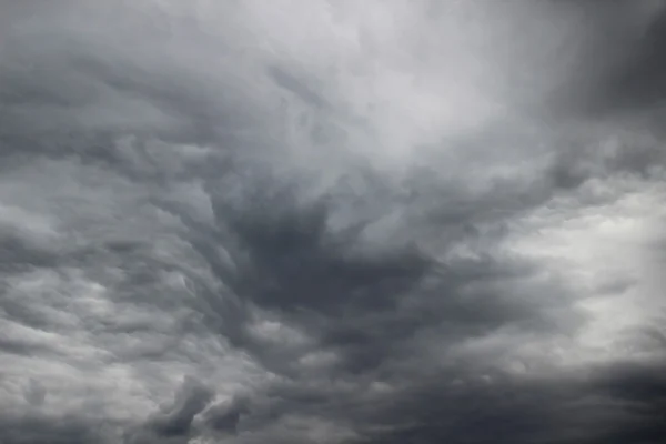 Storm wolken sombere achtergrond — Stockfoto