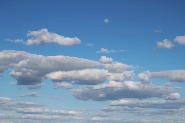 Blauer Himmel in den Wolken — Stockfoto