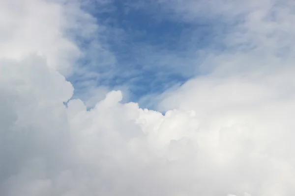 Блакитне небо в хмарах — стокове фото