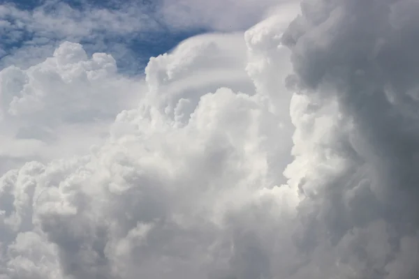 Blauwe lucht in de wolken — Stockfoto