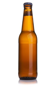 Beyaz arka planda bira şişesi