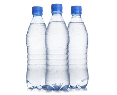 Plastik şişe içme suyu.
