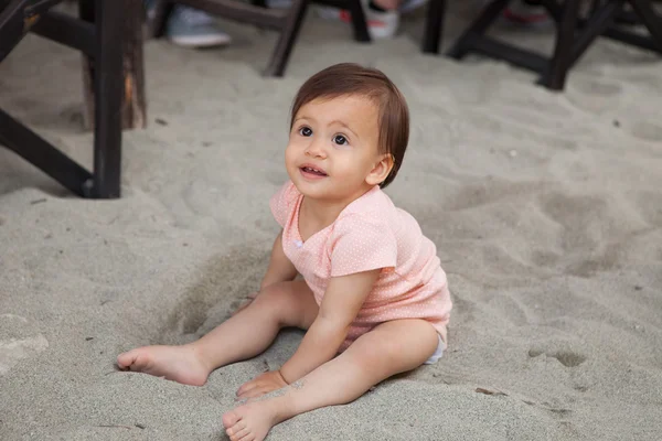 Linda niña en la playa —  Fotos de Stock