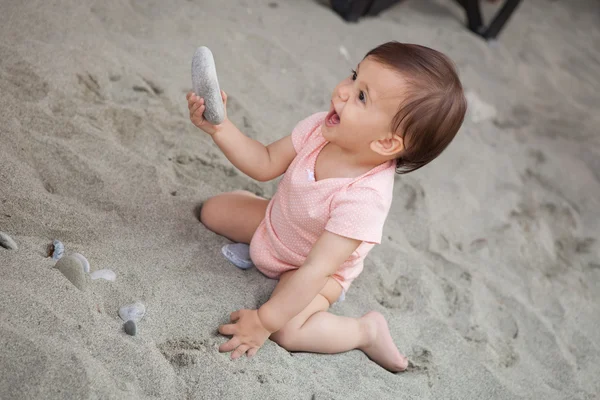 Cute baby girl at the beach — Stock Photo, Image