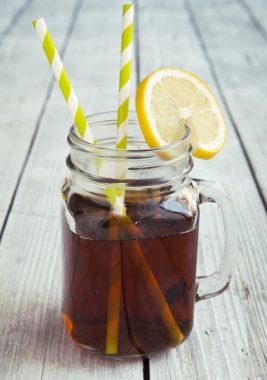 Payet ve limon dilimleri ile soğuk buzlu çay.