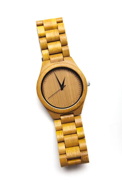 Relógio de pulso de madeira isolado em um fundo branco — Fotografia de Stock