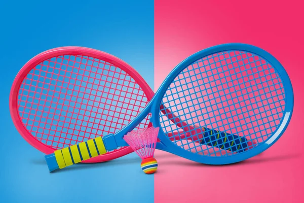 Badminton Konsepti Raket Mekik Horozu Badminton Raketi Renkli Şapkalı Renkli Stok Resim