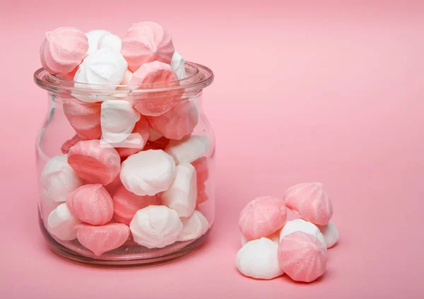 Bunte Bonbons Glas Auf Dem Tisch Auf Rosa Hintergrund Stockfoto