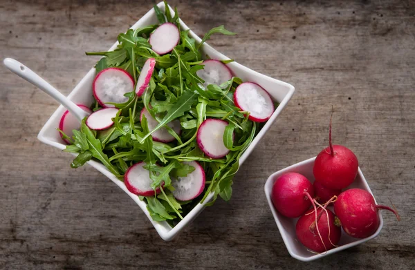 Vegetarian salad on wooden bench — Stockfoto