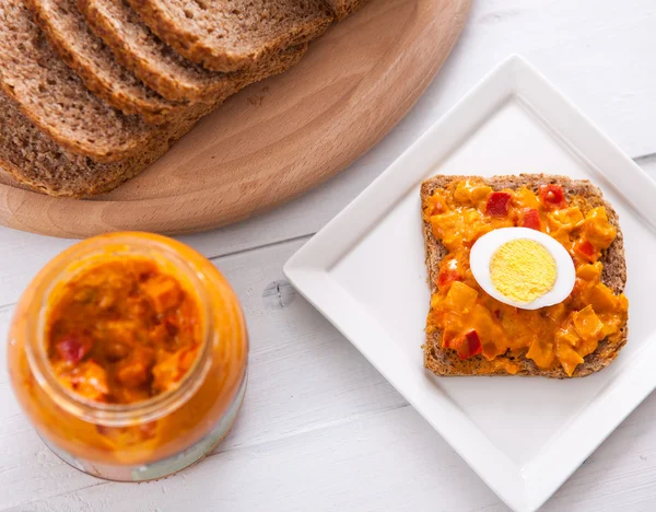 Comida casera con pan y vegetariana sobre fondo de madera — Foto de Stock