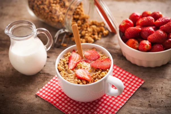 Desayuno saludable con granola y fresa — Foto de Stock